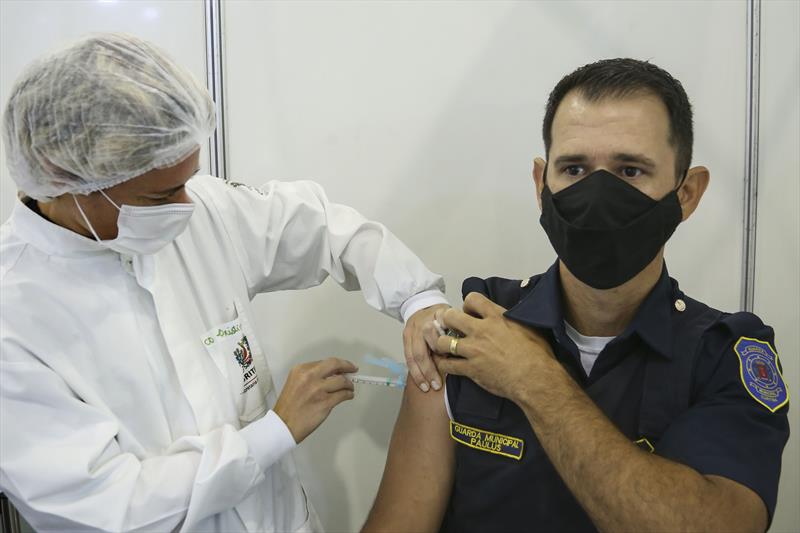 Guardas municipais recebem as primeiras doses de vacina.
 - Na imagem, GM Paulus.
Curitiba, 06/03/2021.
Foto: Luiz Costa/SMCS