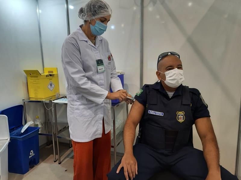 Guardas municipais recebem as primeiras doses de vacina.
- Na imagem, GM Fabiano dos Santos.
Curitiba, 06/03/2021.
Foto: Divulgação