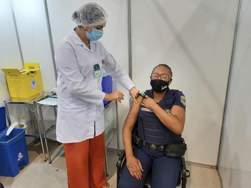 Guardas municipais recebem as primeiras doses de vacina.
 - Na imagem, GM Adelir Maria da Silva.
Curitiba, 06/03/2021.
Foto: Luiz Costa/SMCS