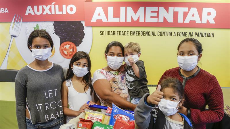 A Prefeitura lançou, o auxílio alimentar de Curitiba, que está beneficiando 35 mil famílias.- Na imagem, Neuci Helen de Andrade, moradora da Caximba. Curitiba, 13/04/2020. Foto: Pedro Ribas/SMCS