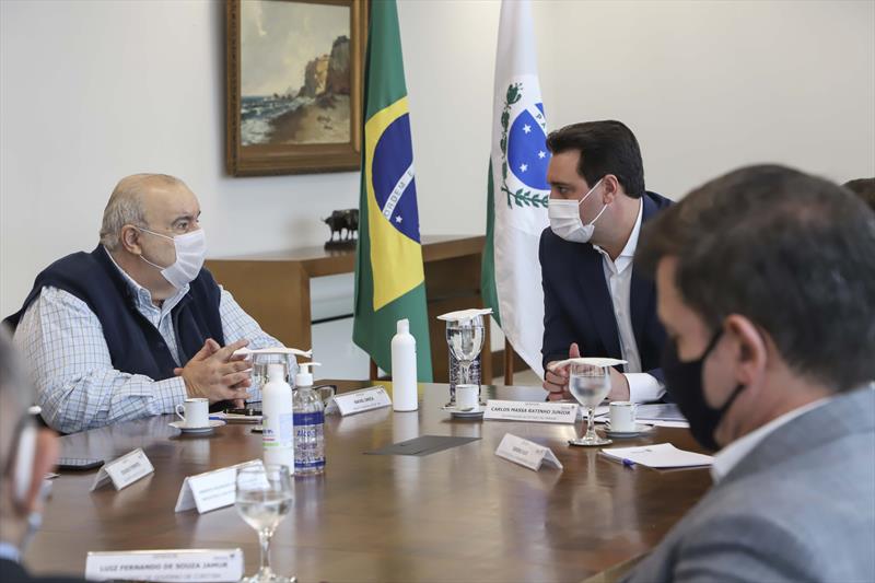 Prefeito Rafael Greca entrega ao governador Ratinho Junior os projetos executivos concluídos das trincheiras da Estação São Pedro. Curitiba, 16/04/2021. Foto: Hully Paiva/SMCS