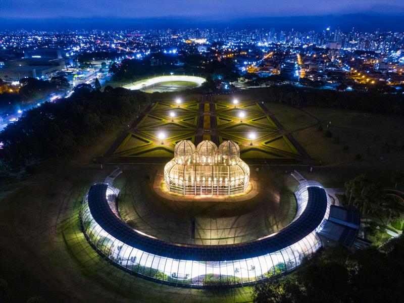 Alguns pontos de Curitiba ganharam iluminação na cor amarela para chamar a atenção para a campanha do Maio Amarelo. Na imagem, Jardim Botânico - Curitiba, 01/05/2021 - Foto: Daniel Castellano / SMCS