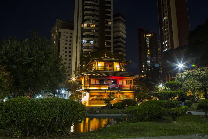 Casa da Cultura Japonesa, na Praça do Japão, com iluminação para o Maio Amarelo, movimento que alerta sobre os acidentes fatais no trânsito. Curitiba, 02/05/2021. Foto: Pedro Ribas/SMCS