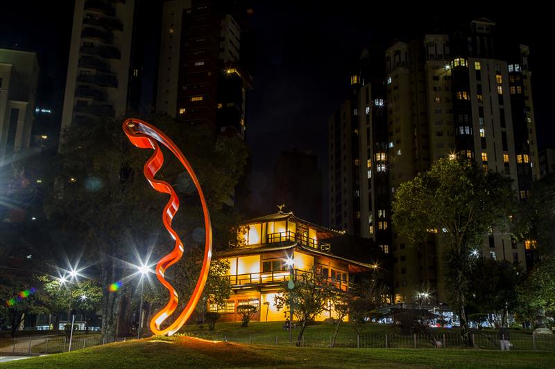 Casa da Cultura Japonesa, na Praça do Japão, com iluminação para o Maio Amarelo, movimento que alerta sobre os acidentes fatais no trânsito. Curitiba, 02/05/2021. Foto: Pedro Ribas/SMCS