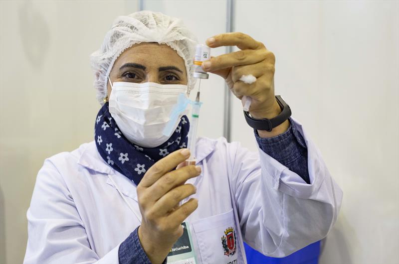 Prefeito Rafael Greca recebe segunda dose da vacina e homenageia enfermeiros. Na imagem: Enfermeira Maria Fátima Soares.
Curitiba, 12/05/2021. Foto: Ricardo Marajó/SMCS