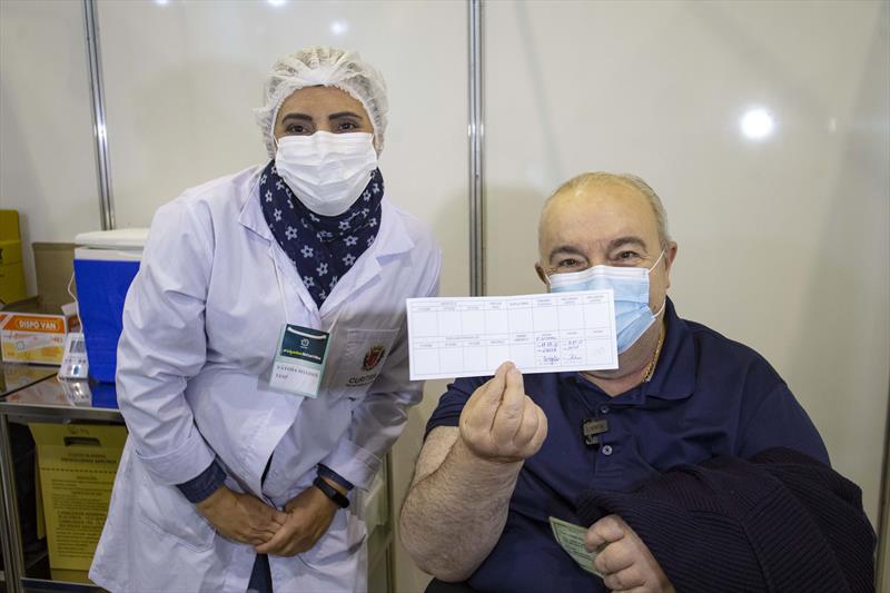 Prefeito Rafael Greca recebe a segunda dose da vacina contra a covid-19. Na imagem: O prefeito com a enfermeira Maria Fátima Soares.
Curitiba, 12/05/2021. Foto: Ricardo Marajó/SMCS