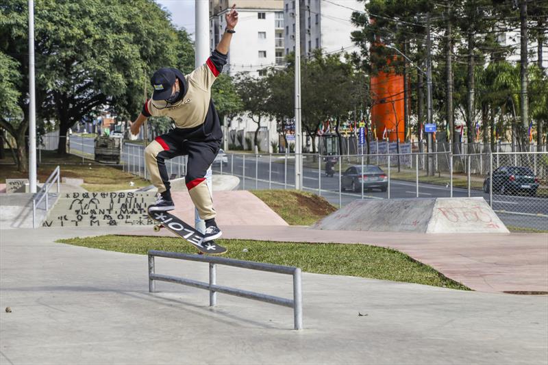 Heverton de Freitas, skatista profissional, na pista de skate da Wenceslau Braz. Curitiba, 13/05/2021. Foto: Pedro Ribas/SMCS