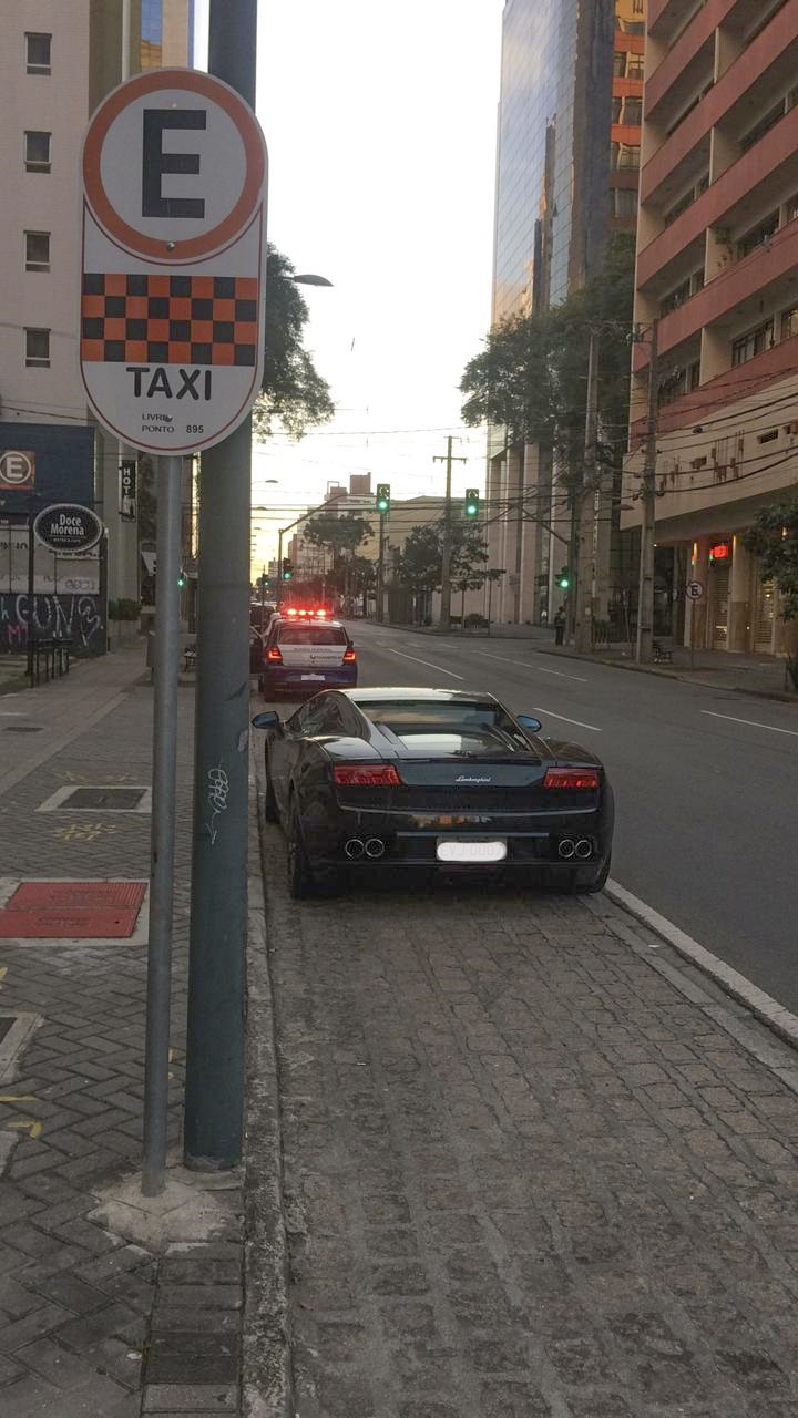 Guarda Municipal acaba com disputa de corrida entre carros de luxo -  Prefeitura de Curitiba