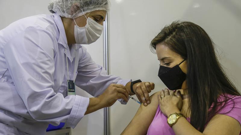 Curitiba segue com vacinação de profissionais de saúde. Foto: Pedro Ribas/SMCS