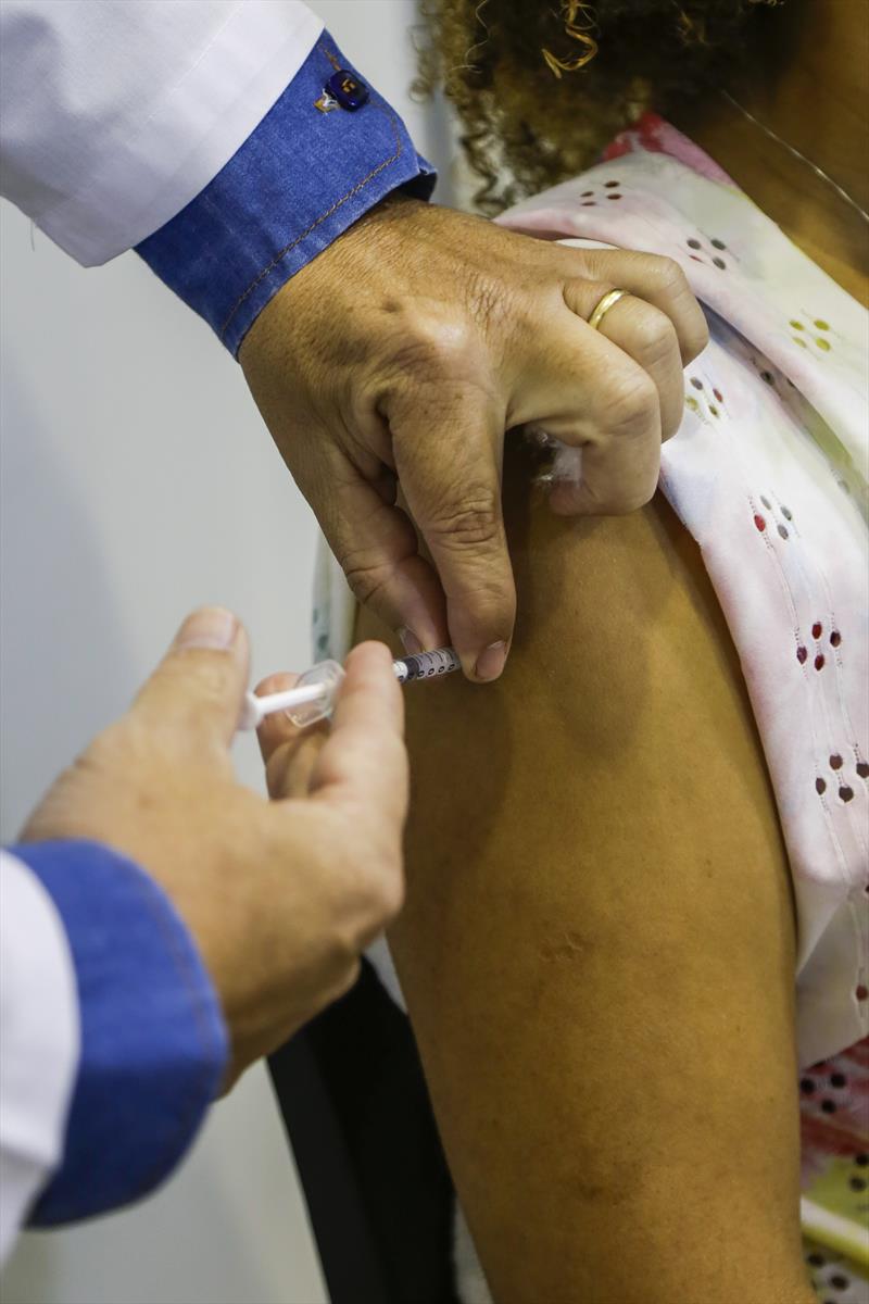 Curitiba vacina sábado pessoas com 55 completos ou mais. Foto: Pedro Ribas/SMCS