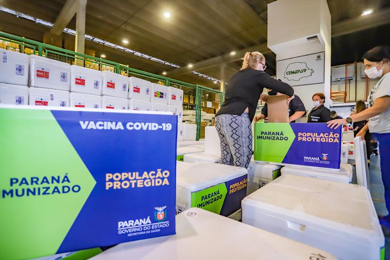 Curitiba pede ao governo do estado correção de desequilíbrio na distribuição de imunizantes. - Foto: Daniel Castellano / SMCS