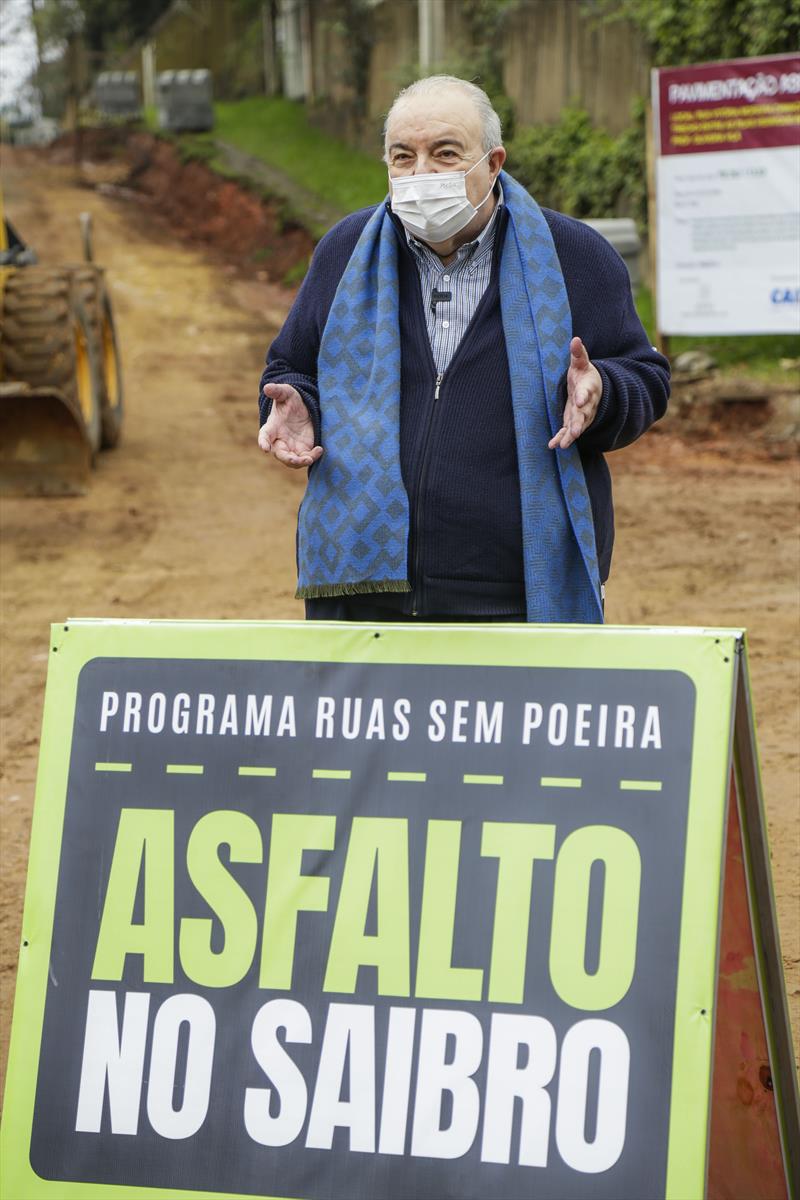 Prefeito Rafael Greca acompanha o início da 5ª etapa do programa Asfalto sobre Saibro, na Rua Prof. Henrique Berg, CIC. Curitiba, 22/06/2021. Foto: Pedro Ribas/SMCS