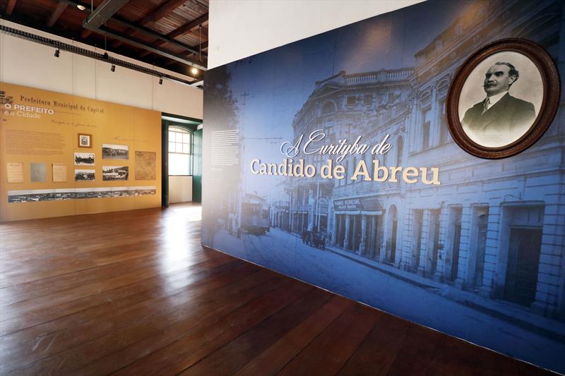 Prefeito Rafael Greca visita a Exposição"A Curityba de Cândido de Abreu", na Casa Romário Martins. Curitiba, 13/07/2021. Foto: Lucilia Guimarães/SMCS