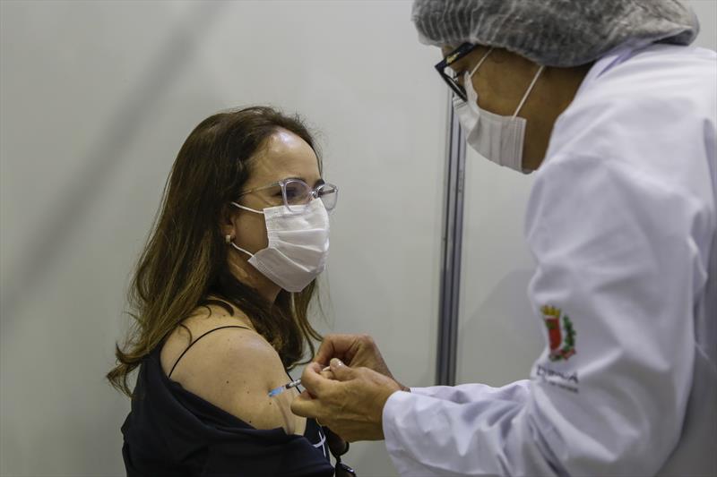 Profissionais da saúde recebem a 1ª dose da vacina da Pfizer. Curitiba, 06/05/2021. Foto: Pedro Ribas/SMCS