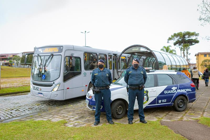 Guardas municipais acabam com disputa de corrida entre carros de luxo -  Prefeitura de Curitiba