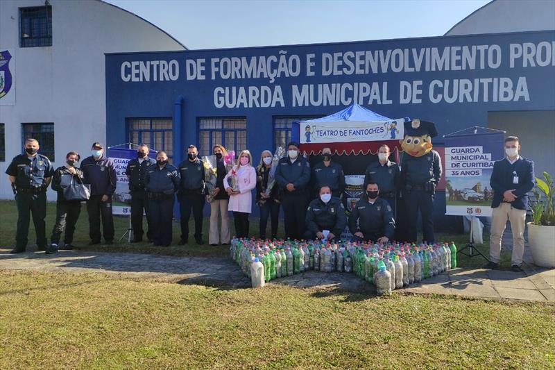 Guarda Municipal de Curitiba entrega de Lacres de Alumínio para o Movimento Ação Voluntária da Rede Feminina de Combate ao Câncer.
Foto: Divulgação