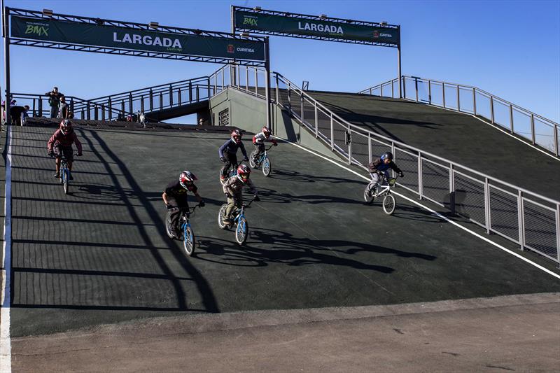 Inauguração da Pista Municipal de BMX Supercross de Curitiba (bicicross)  a nova pista de BMX fica no Parque Olímpico do Cajuru, antigo Parque dos Peladeiros, na Regional Cajuru.
Curitiba, 22/07/2021. Foto: Ricardo Marajó/SMCS