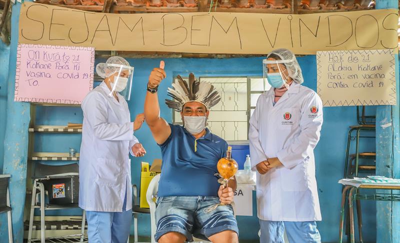 Mais da metade dos curitibanos já iniciou a sua imunização contra a covid-19. Indios da Aldeia Kakané Porâ são vacinados contra a Covid-19 na região de Curitiba - Curitiba, 21/01/2021 - Foto: Daniel Castellano / SMCS