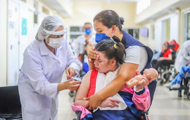 Mais da metade dos curitibanos já iniciou a sua imunização contra a covid-19. - Foto: Daniel Castellano / SMCS