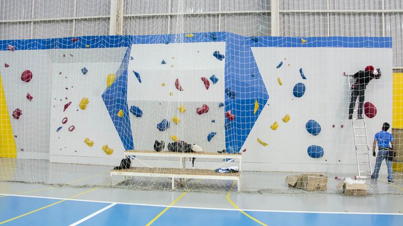 Colocação de agarras e guias na parede de escalada no ginásio do parque Olímpico do Cajurú. 
Curitiba, 03/08/2021.
Foto: Levy Ferreira/SMCS