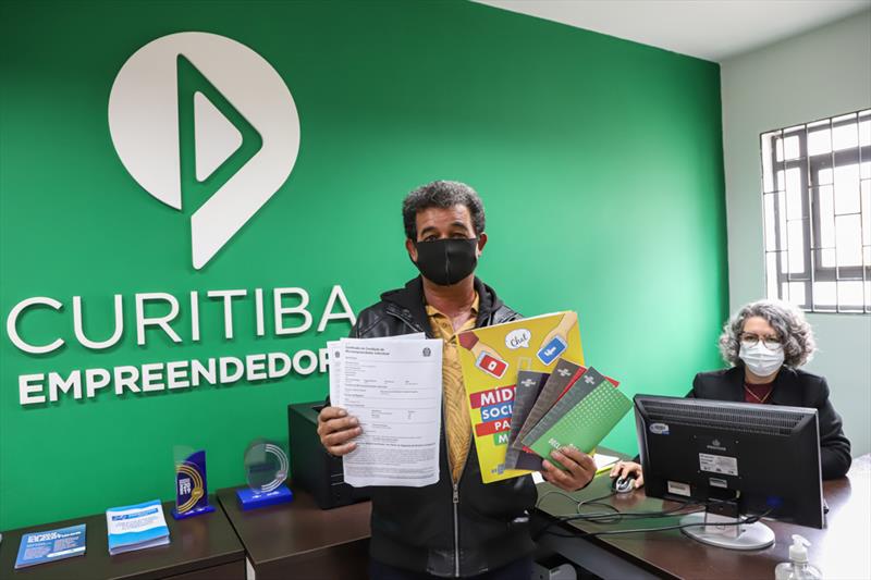 O mestre de obras Antônio Damácio Filho, 58 anos, abriu sua própria empresa no Espaço Empreendedor para prestar serviços de construção civil. Curitiba, 04/08/2021. Foto: Hully Paiva/SMCS