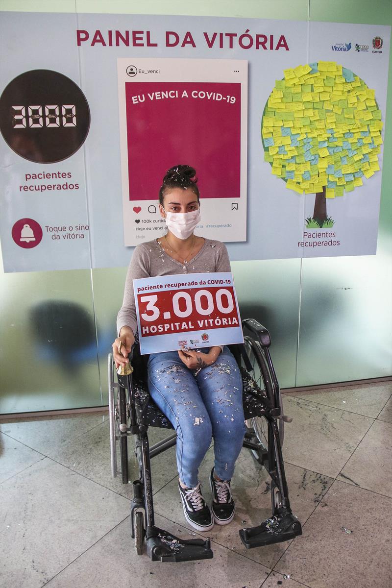A vendedora Gisele de Oliveira de Camargo, de 29 anos, é a 3.000ª paciente recuperada da covid-19 no Hospital Vitória, na Cidade Industrial de Curitiba (CIC).
Curitiba, 02/09/2021.
Foto: Lucilia Guimarães/SMCS