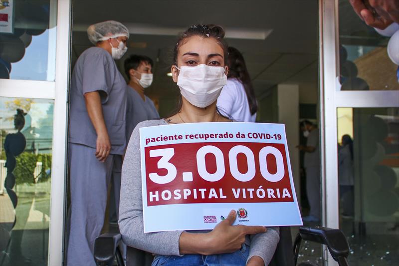 A vendedora Gisele de Oliveira de Camargo, de 29 anos, é a 3.000ª paciente recuperada da covid-19 no Hospital Vitória, na Cidade Industrial de Curitiba (CIC).
Curitiba, 02/09/2021.
Foto: Lucilia Guimarães/SMCS