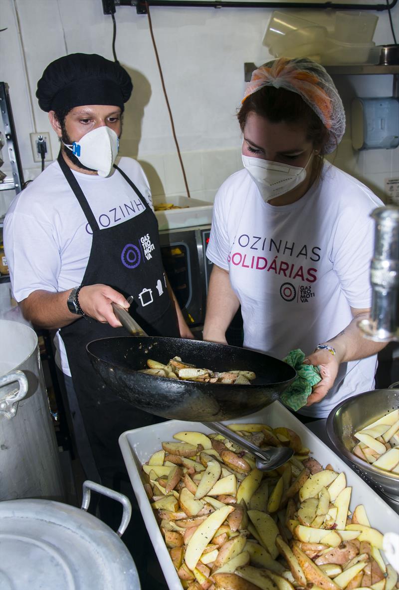 Preparo das refeições da ONG Alimentação Consciente Brasil e Gastromotiva para o Mesa Solidária. Curitiba, 02/09/2021.
Foto: Levy Ferreira/SMCS
