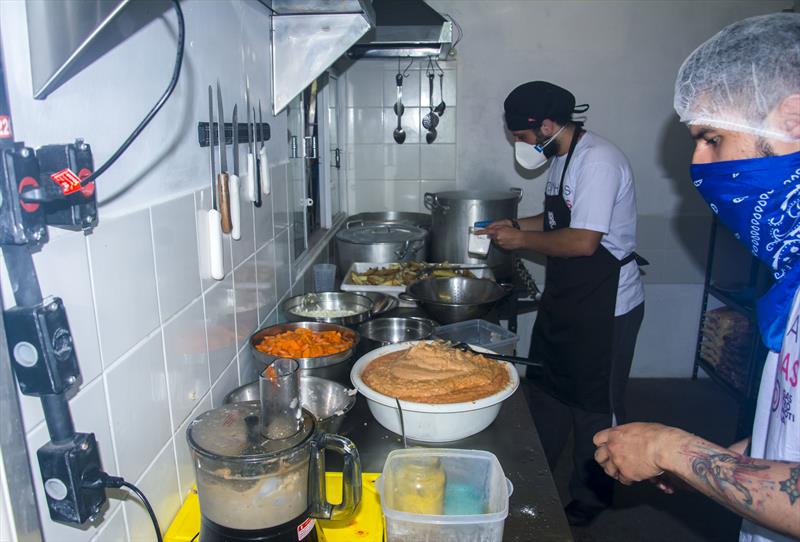 Preparo das refeições da ONG Alimentação Consciente Brasil e Gastromotiva para o Mesa Solidária. Curitiba, 02/09/2021.
Foto: Levy Ferreira/SMCS
