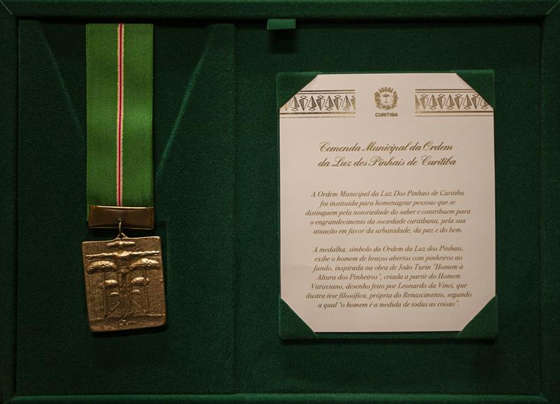 Cerimônia de entrega da Comenda Ordem da Luz dos Pinhais no Memorial de Curitiba. Na imagem detalhe das medalhas - Curitiba, 21/09/2021 - Foto: Daniel Castellano / SMCS