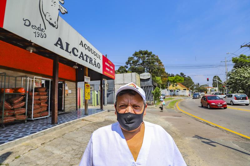Novo semáforo instalado na R. Antonio Escorsin esquina com Rua Carlos Chagas e Brasilio José Betezek no Bairro São Braz. Na imagem proprietário do açougue Alcatrão, Carlos Alberto Soares - Curitiba, 28/09/2021 - Foto: Daniel Castellano / SMCS