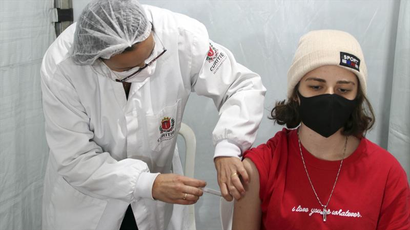 Adolescentes sem comorbidades começam ser vacinados contra Covid-19 neste sábado. Foto: Lucilia Guimarães/SMCS