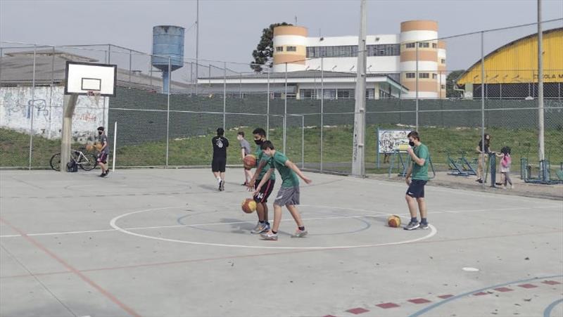 Durante a semana, a quadra poliesportiva tem sido usada para aulas de basquete para adolescentes, com a professora ex-integrante da seleção brasileira de basquete, Dalila Bulcão Mello..
Foto: Divulgação