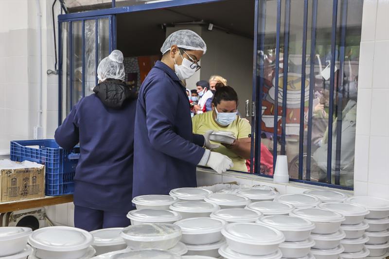 O Programa Mesa Solidária da Prefeitura já garantiu 500 mil refeições gratuitas para a população em risco social desde o seu lançamento em dezembro de 2019. Curitiba, 01/10/2021. Foto: Hully Paiva/SMCS