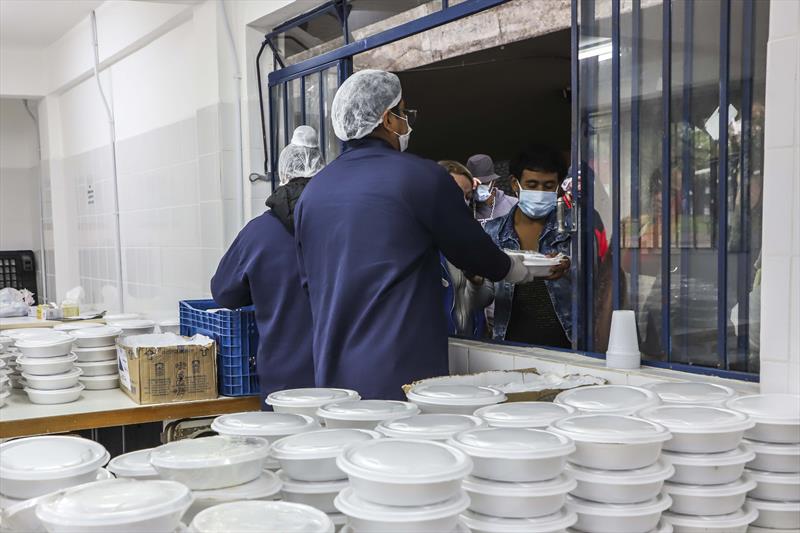 O Programa Mesa Solidária da Prefeitura já garantiu 500 mil refeições gratuitas para a população em risco social desde o seu lançamento em dezembro de 2019. Curitiba, 01/10/2021. Foto: Hully Paiva/SMCS