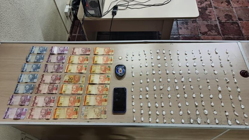 No bairro CIC, guardas encontraram 142 pequenos invólucros com cocaína pronta para a venda.
Foto: Divulgação/GM