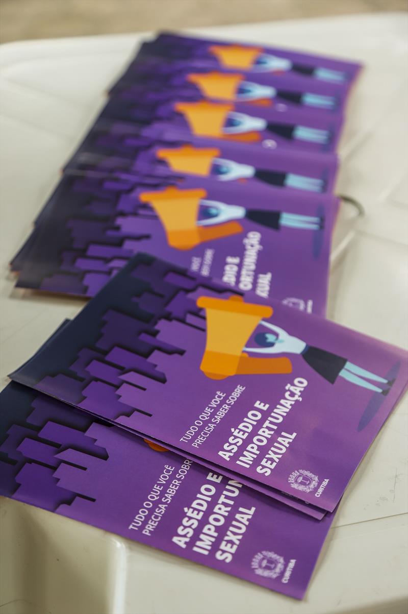 Assessoria de Direitos Humanos e Políticas para as Mulheres promove distribuição de panfletos de combate a Importunação Sexual no Terminal Pinheirinho e na Regional - . - Curitiba, 20/10/2021 - Foto: Daniel Castellano / SMCS