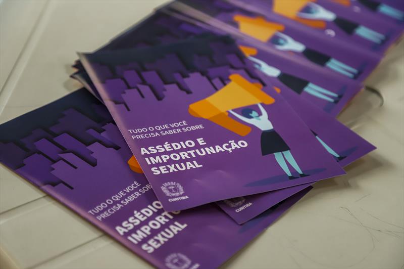 Assessoria de Direitos Humanos e Políticas para as Mulheres promove distribuição de panfletos de combate a Importunação Sexual no Terminal Pinheirinho e na Regional - . - Curitiba, 20/10/2021 - Foto: Daniel Castellano / SMCS