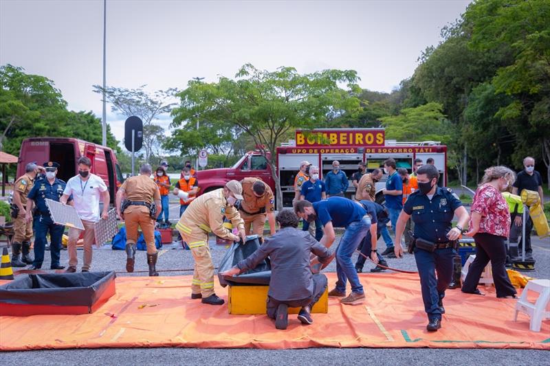 Simulado de acidente com produto tóxico e resgate de vítima é realizado no Parque Barigui.
Foto: Ricardo Deverson/GM