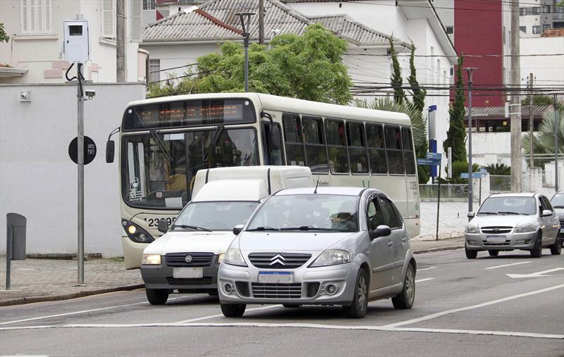 Radar nos cruzamentos das ruas Ulbaldino do Amaral e Amintas de Barros. Curitiba, 05/11/2021. Foto: Lucilia Guimarães/SMCS