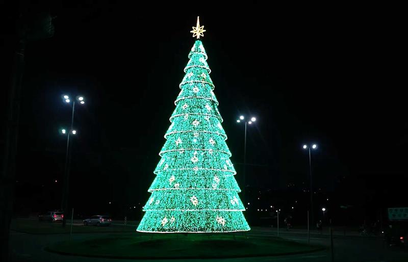 Quem passa pela rotatória da Rua Cândido Hartmann também já pode ter se surpreendido com o brilho verde da árvore de Natal de luz do Caminho de Luz Copel Telecom no Parque Barigui.
Foto: Anderson Fabiano