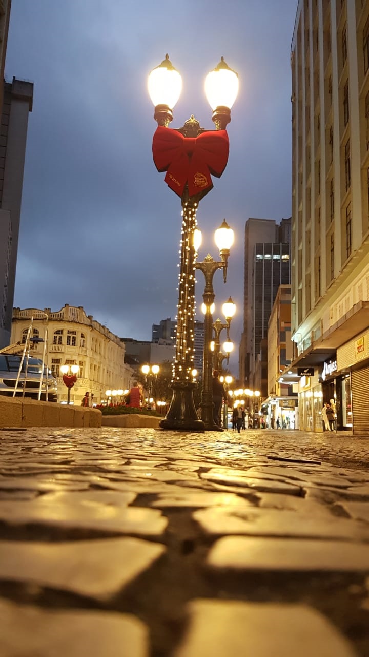 No famoso calçadão de Curitiba, as centenas de microlâmpadas de LED dos mantos de luz e  que cobrem postes republicanos, transformados em “candelabros” para o Natal O Boticário na Rua XV de Novembro.
Foto: Divulgação