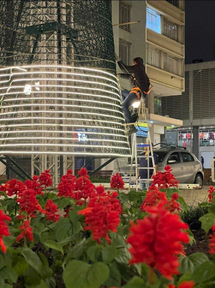 No famoso calçadão de Curitiba, as centenas de microlâmpadas de LED dos mantos de luz e  que cobrem postes republicanos, transformados em “candelabros” para o Natal O Boticário na Rua XV de Novembro.
Foto: Divulgação