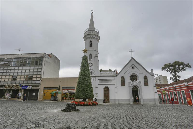 O Natal de Curitiba - Luz dos Pinhais 2021 começa nesta quinta-feira (19/11), às 19 horas, com o acender da decoração do Largo da Ordem (Centro Histórico). Foto: Ricardo Marajó/SMCS