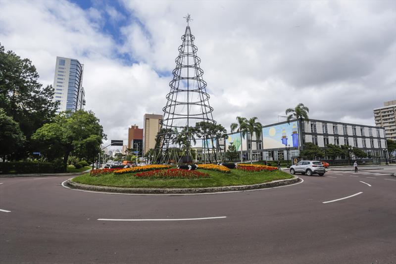 Também nesta quinta-feira (19/11), o prefeito Rafael Greca inaugura a árvore de Natal da rotatória da Avenida Cândido de Abreu. Foto: Ricardo Marajó/SMCS