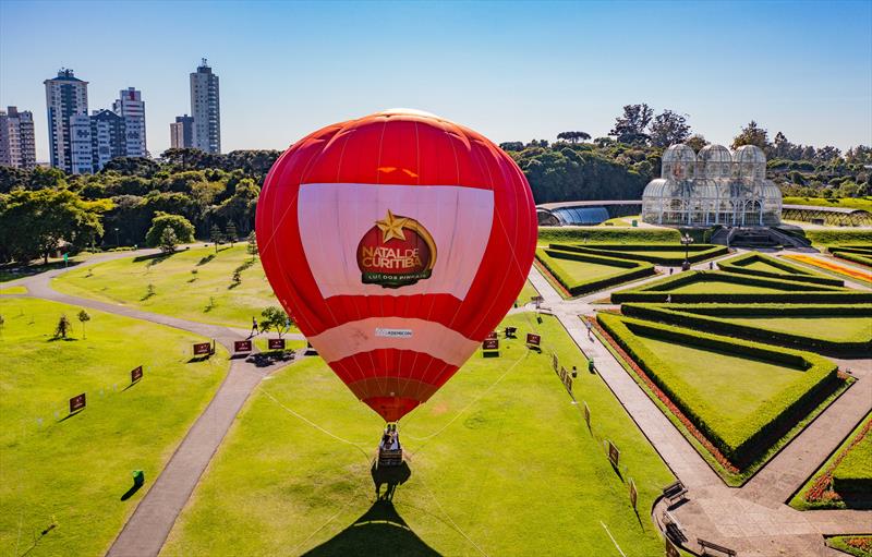 Natal Luz dos Pinhais 2021. Na imagem balão sobrevoa o Jardim Botânico na manhã desta terça-feira - Curitiba, 23/11/2021 - Foto: Daniel Castellano / SMCS