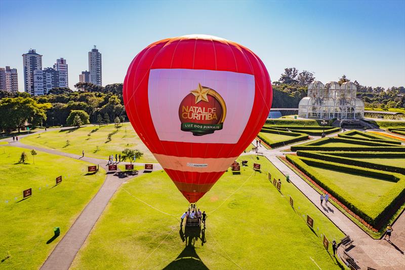 Natal Luz dos Pinhais 2021. Na imagem balão sobrevoa o Jardim Botânico na manhã desta terça-feira - Curitiba, 23/11/2021 - Foto: Daniel Castellano / SMCS