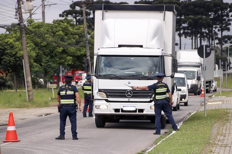 Defesa Civil coordena primeira fiscalização voltada ao transporte de produtos perigosos no perímetro urbano da capital.Curitiba, 26/11/2021. Foto: Lucilia Guimarães/SMCS