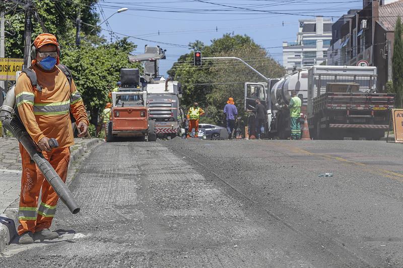 Obras de pavimento de asfalto requalificado em um trecho de 435 metros, na Rua Manoel Eufrásio, no Juvevê . Curitiba, 30/11/2021. Foto: Ricardo Marajó/SMCS