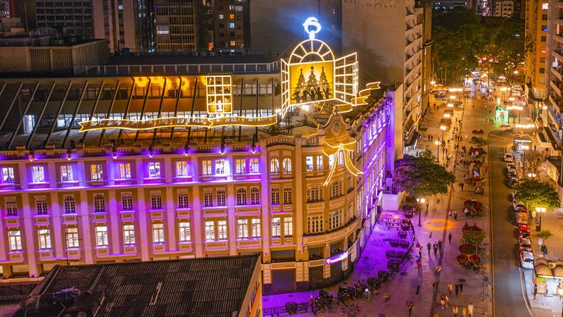 Rua XV de Novembro com a fachada do Palácio Avenida em destaque - Curitiba, 22/11/2021 - Foto: Daniel Castellano / SMCS